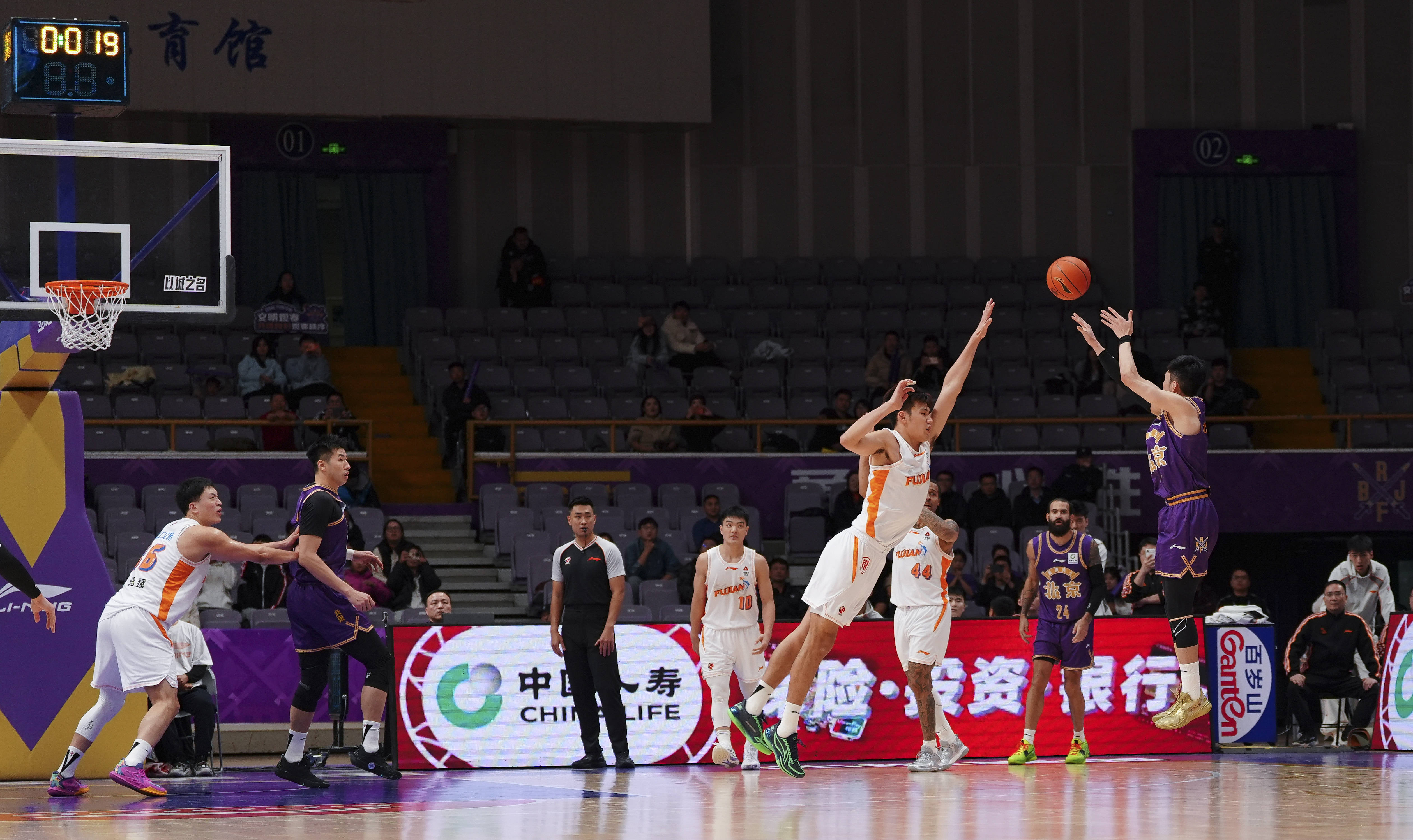 刚刚！关键时刻成都蓉城备战CBA常规赛德布劳内连续七场比赛得分超过败北，深圳男篮围绕法甲主帅复盘(中国男篮带14人前往沙特)